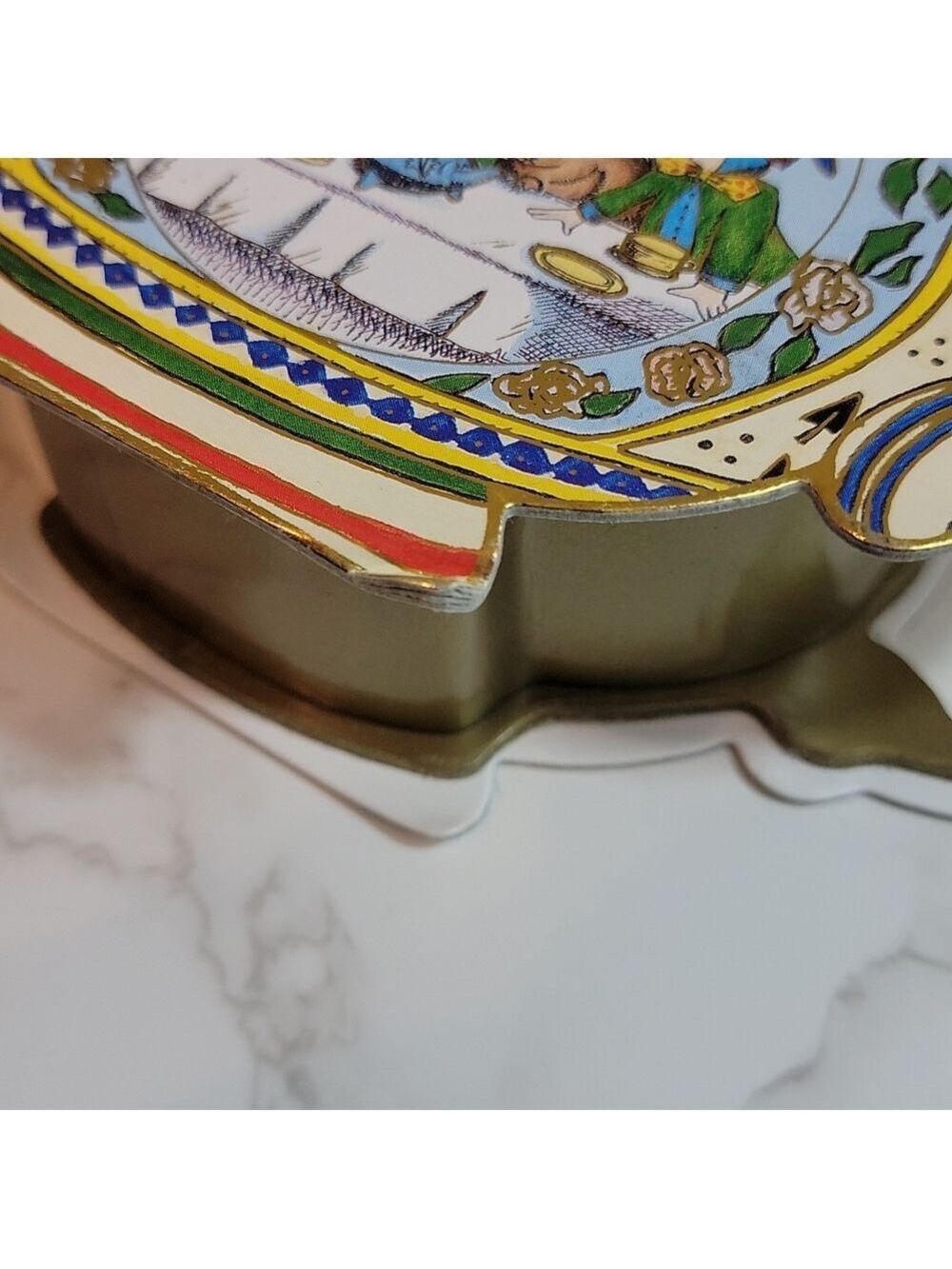 Alice In Wonderland Trinket Box 1994 With Gold Plastic Tea Set - Picture 6 of 8